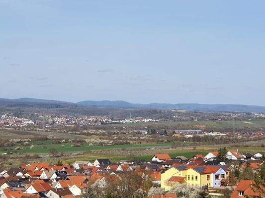 Fernsicht nach Nord-Ost im Hintergrund Odenwal