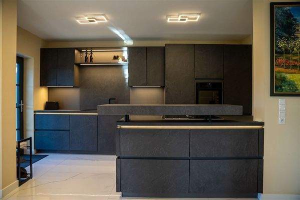 Moderne Küche mit Kochinsel UG