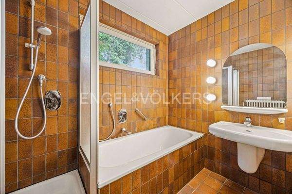 Tageslicht Bad im oberen Bereich mit Wanne und Dusche