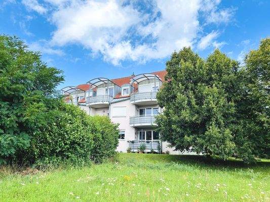 Von viel Grün und Sonne umgeben... die Westansicht der Wohnanlage