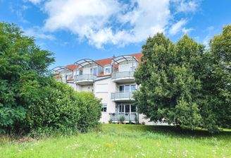 Von viel Grün und Sonne umgeben... die Westansicht der Wohnanlage