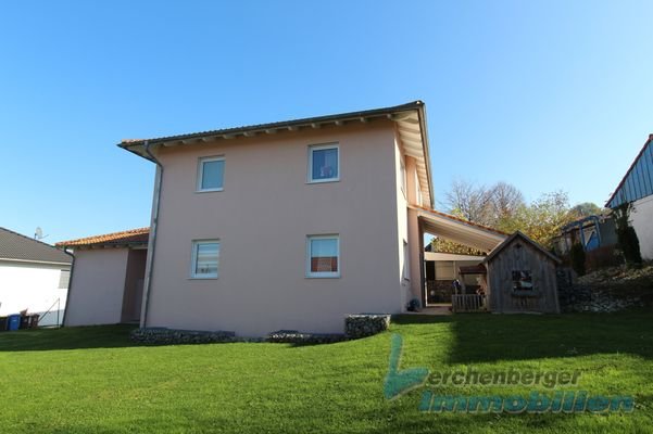 Hausansicht mit Garten.jpg