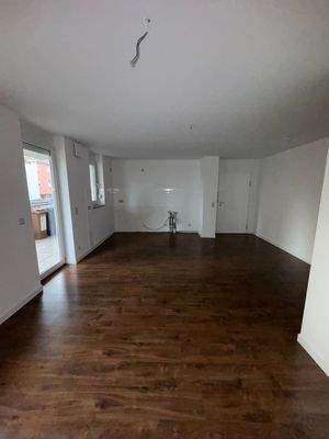 Leerer Wohnraum mit Balkon