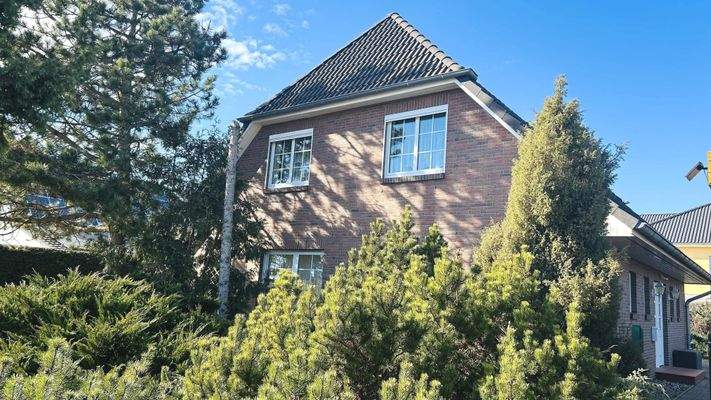 straßenseitige Gebäudeansicht