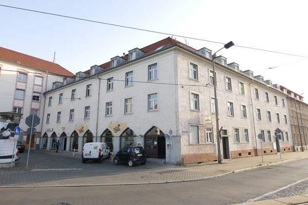 ÖPNV und Parkplätze vor Gewerbe-EH