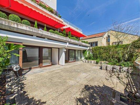 Grüne, sonnige Dachterrasse