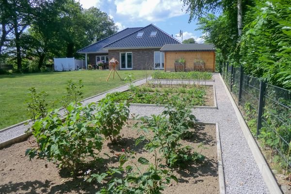 und eigenem Obst- und Gemüsegarten