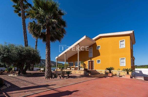 Mediterranean Style Detached Villa on a Large Plot in Orihuela