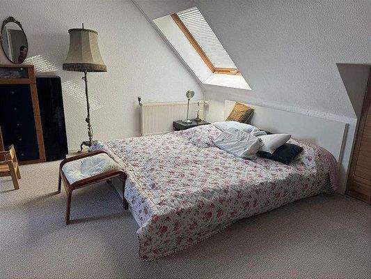 Gemütliches dritte Schlafzimmer mit viel Stauraum und Zugang zum Dachboden .jpg