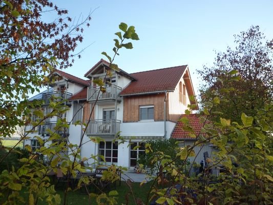 Westansicht mit Terrasse und Balkon