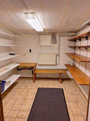 Kellerraum 2 mit Fenster.jpg