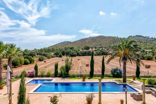 Poolbereich in einer mediterranen Umgebung