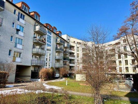 Hofzugang und Nachbargebäude