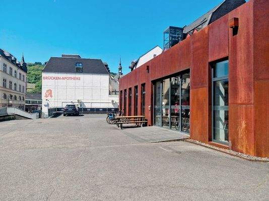 großzügige Parkflächen