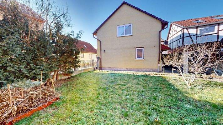 Direkt vor der Tür läd der kleine Garten zum Erholen ein