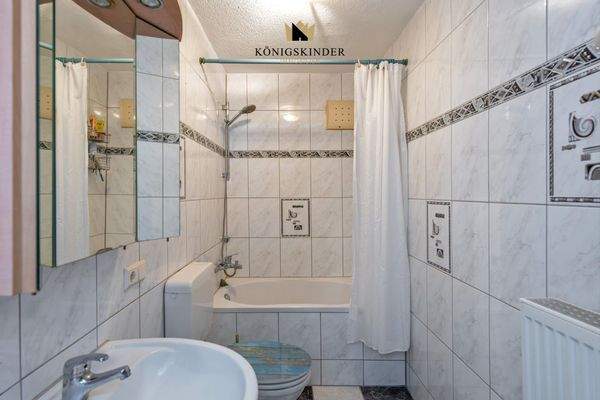 ...mit kompaktem Bad..