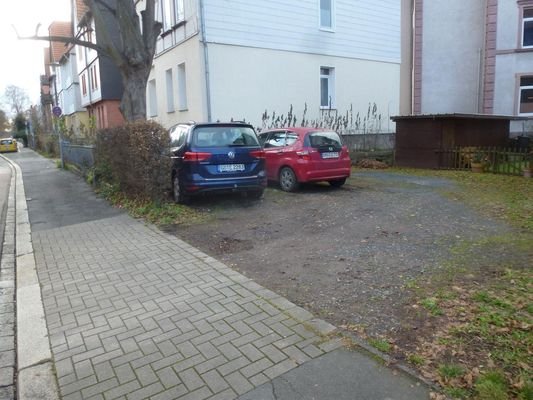 Parkplätze und Gartenschuppen