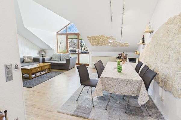 Wohn-Esszimmer mit Balkon