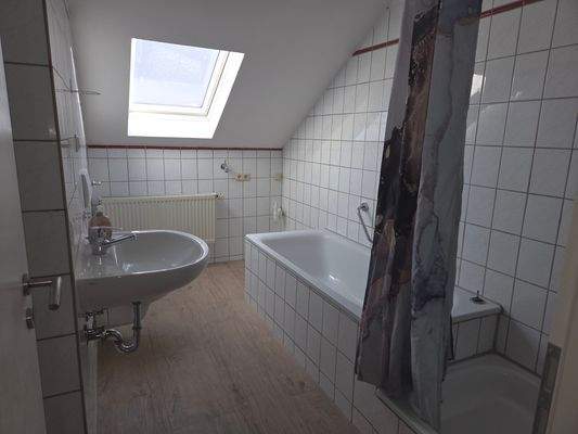 Bad mit Dusche und Wanne 