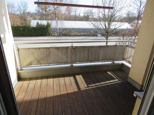 41 Südostbalkon mit Holzbelag (Benutzerdefiniert).jpg