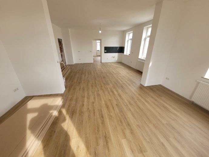 Große sonnige 6 Raumwohnung + Balkon + Garten