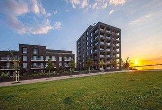 Außenansicht bei Sonnenaufgang