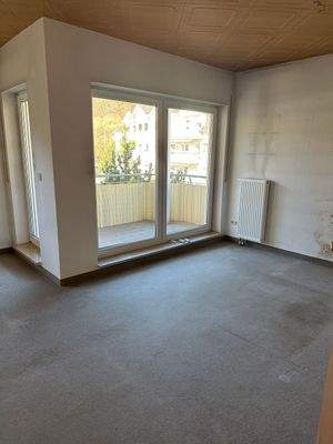 Leeres Wohnzimmer mit Balkon