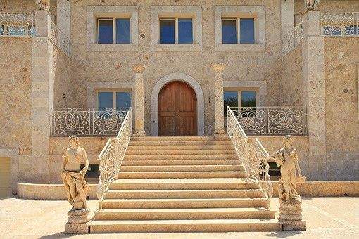 Prunkvolle, mehrstufige Treppe zum Eingangsbereich