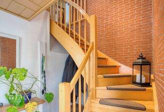 Treppe zur Einheit DG