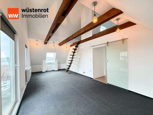 Zimmer mit Holzgebälk OG