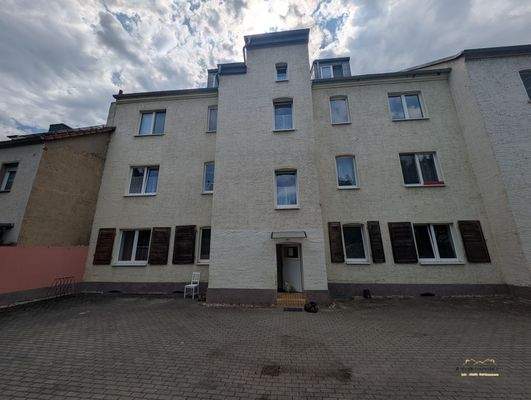 Hofansicht mit Parkflächen