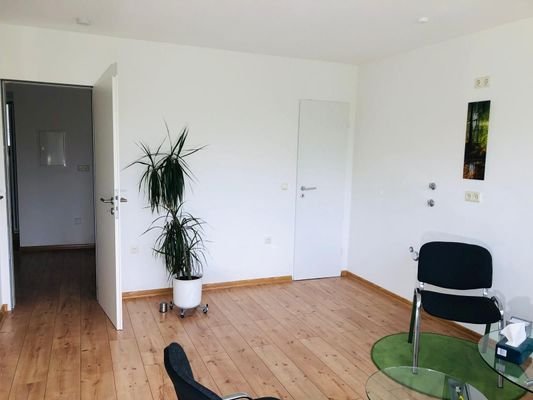 Büro bzw. Behandlungszimmer Bild 2.jpg