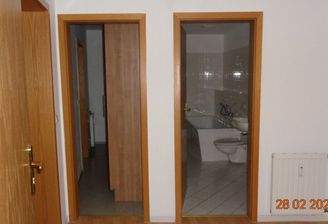 Flur mit Blick in Bad u. Küche.JPG