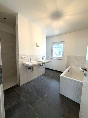 Bad mit Dusche und Wanne