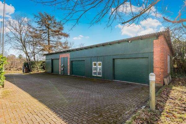 Nebengebäude mit Garagen