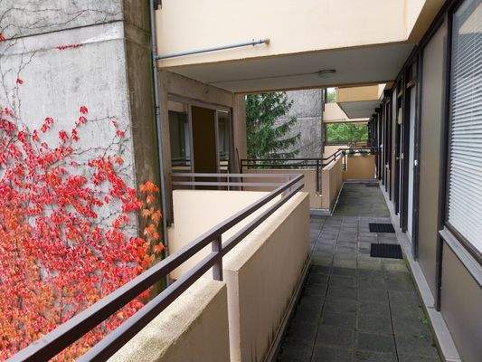 Laubengang Richtung Aufzug