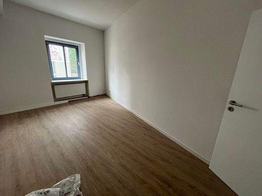 Leeres Zimmer mit Fenster