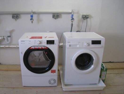 Waschmaschine und Trockner im Speicher