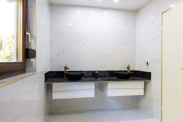 Das Badezimmer im EG