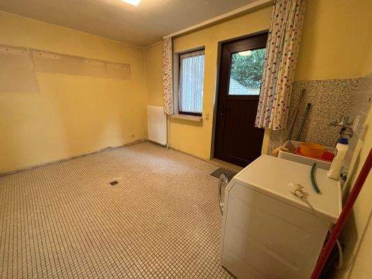 Untergeschoss: Waschküche mit Ausgang zum Garten