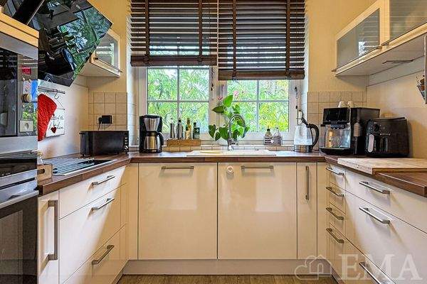 Küche mit Einbauküche