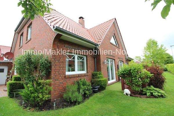 Ansicht links mit Gartenterrasse