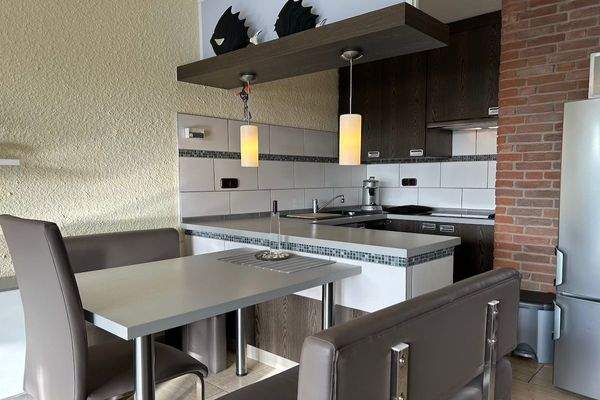 offener Küchenbereich mit EBK