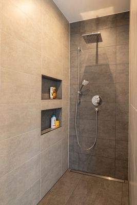 ... extra breite Dusche
