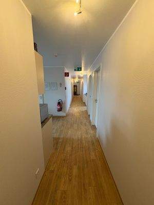 16_Flur Richtung Ausgang.JPG