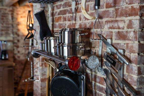 Küchenutensilien an Wand