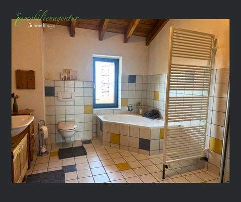 Bad im Dachgeschoss - auch mit Dusche nicht im Bild