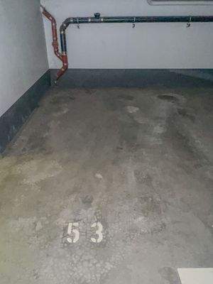 Tiefgaragenstellplatz zur Gewerbeeinheit.