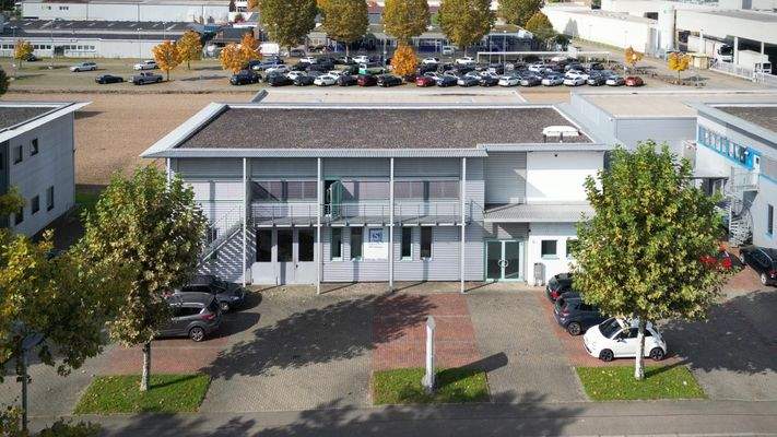 Ansicht auf Haus 4/1 und die Parkplätze direkt vor dem Eingang