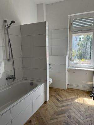 neues Bad mit Wanne und Einbauwaschtisch